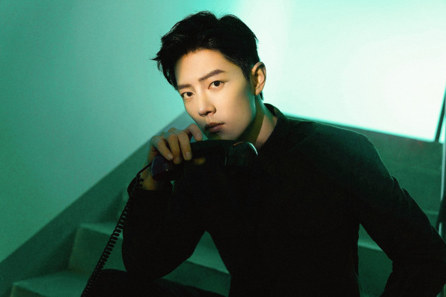 Обои картинки фото мужчины, xiao zhan, актер, лестница, подъезд, телефон