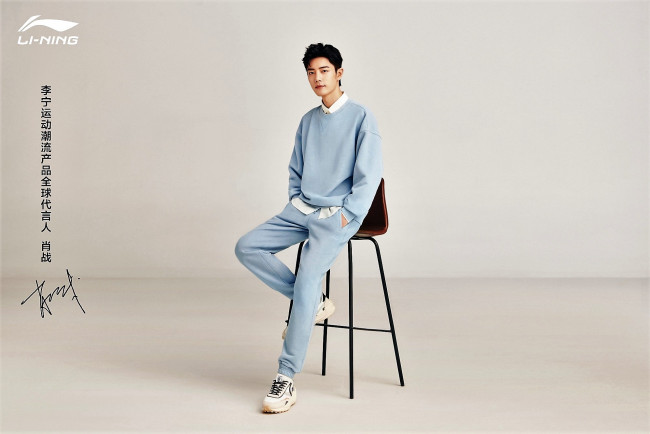 Обои картинки фото мужчины, xiao zhan, актер, спортивный, костюм, стул