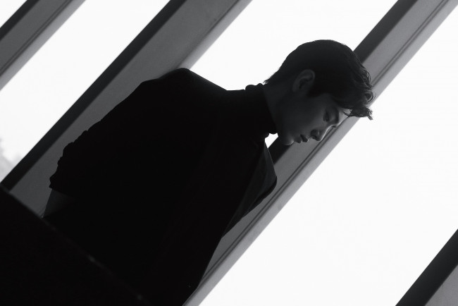 Обои картинки фото мужчины, xiao zhan, актер, водолазка, пиджак, окно