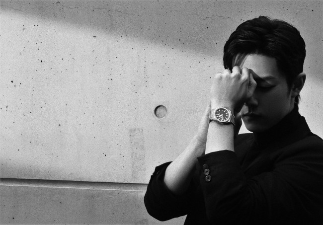 Обои картинки фото мужчины, xiao zhan, актер, стена, часы