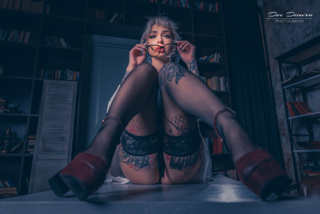 Обои картинки фото бестия, девушки, - блондинки,  светловолосые, девушка, женщина, блондинка, светловолосая, сексуальная, модель, звезда, позирует, разная, обувь, верхняя, стильная, одежда, нижнее, эротическое, бельё, трусы, лифчик, колготки, чулки, аксессуары, макияж, и, множество, элементов, на, фотографии