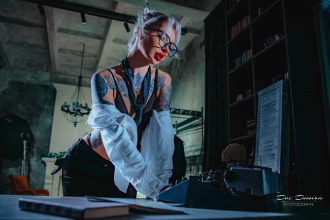 Обои картинки фото бестия, девушки, - блондинки,  светловолосые, девушка, женщина, блондинка, светловолосая, сексуальная, модель, звезда, позирует, разная, обувь, верхняя, стильная, одежда, нижнее, эротическое, бельё, трусы, лифчик, колготки, чулки, аксессуары, макияж, и, множество, элементов, на, фотографии, дарья, алексеевна