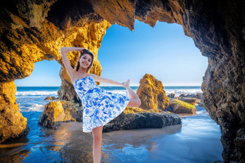 Картинка девушки monika+dee грот поза платье