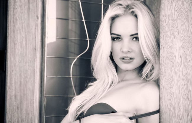 Обои картинки фото девушки, franziska facella, черно-белая, блондинка, лицо, белье