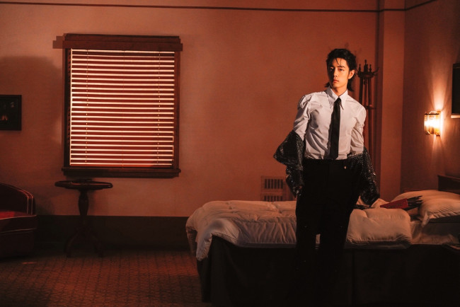 Обои картинки фото мужчины, xiao zhan, актер, костюм, постель, жалюзи, свет