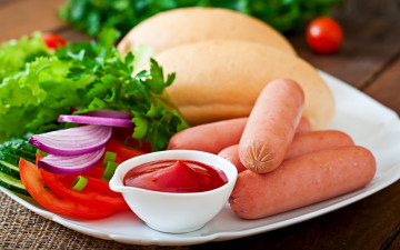 обоя еда, колбасные изделия, кетчуп, сосиски, помидоры, лук, петрушка