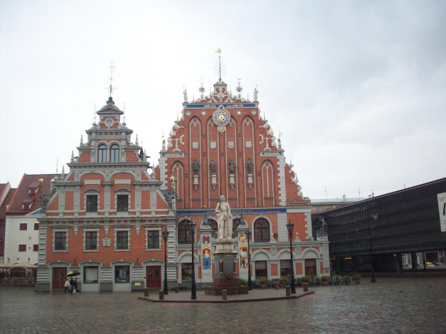 Обои картинки фото рига, дом, Черноголовых, памятник, роланду, города, латвия