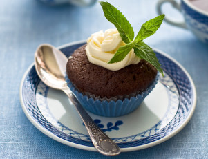 Картинка еда пирожные кексы печенье кекс крем мята ложка блюдце