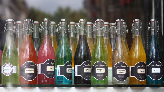 Обои картинки фото limonades, jean, d`audignac, бренды, бутылки, лимонад, напиток