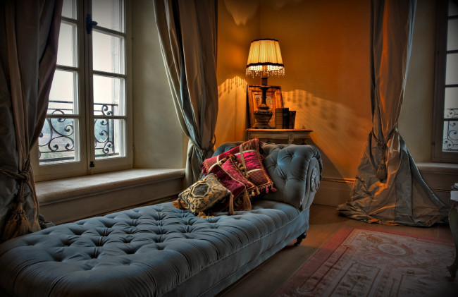 Обои картинки фото интерьер, спальня, окно, шторы, оттоманка, подушки