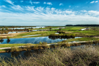 Картинка природа реки озера равнина река излучины деревья трава дорога панорама