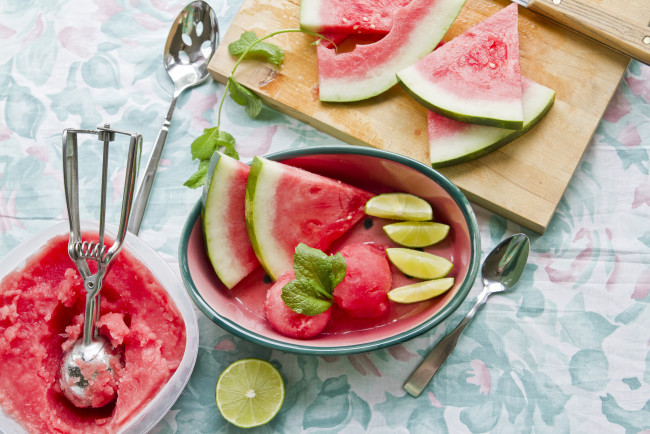 Обои картинки фото еда, мороженое, десерты, доска, ложки, сладкое, лето, фрукты, лайм, арбуз