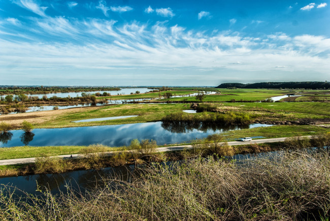 Обои картинки фото природа, реки, озера, равнина, река, излучины, деревья, трава, дорога, панорама