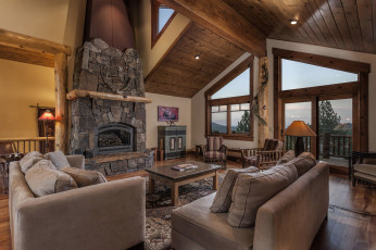 Картинка интерьер гостиная камин диваны