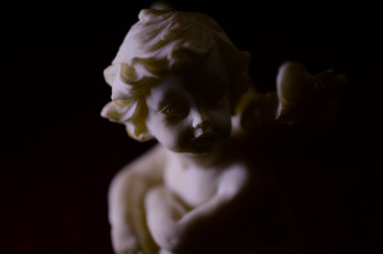 Картинка разное сувениры статуэтка тёмный фон ангел