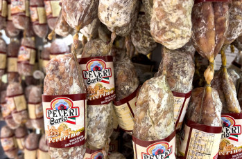 Картинка еда колбасные+изделия копченая колбаса много