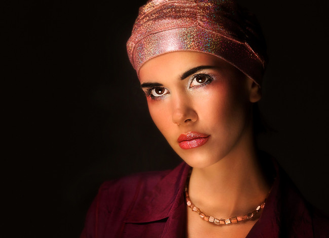 Обои картинки фото девушки, - лица,  портреты, лицо, бусы, тюрбан, жакет