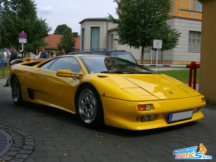 Картинка автомобили выставки уличные фото