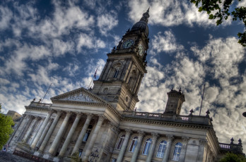 Картинка городская ратуша болтон сша города здания дома часы купол колонны облака