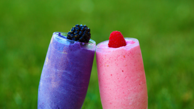 Обои картинки фото еда, мороженое, десерты, ежевика, малина, коктейли, бокалы