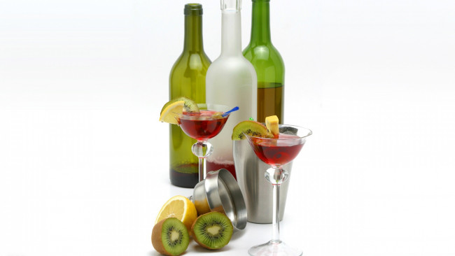 Обои картинки фото еда, напитки, коктейль, киви, бутылки, шейкер, лимон, бокалы