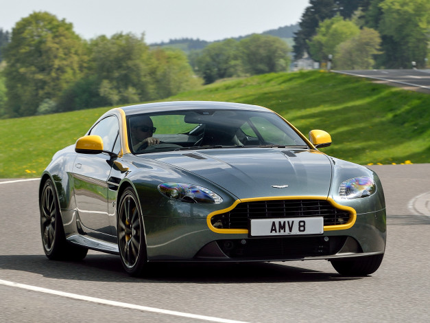 Обои картинки фото автомобили, aston martin, 2014г, зеленый, uk-spec, n430, vantage, v8, aston, martin