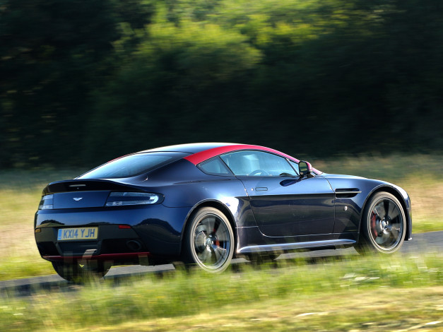 Обои картинки фото автомобили, aston martin, v8, 2014г, uk-spec, vantage, n430, aston, martin, темный
