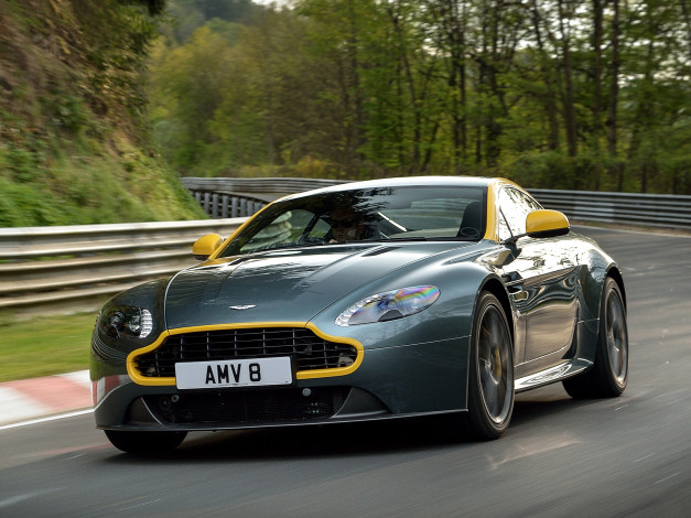 Обои картинки фото автомобили, aston martin, vantage, v8, зеленый, 2014г, aston, martin, uk-spec, n430