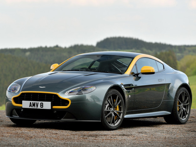 Обои картинки фото автомобили, aston martin, зеленый, 2014г, uk-spec, n430, vantage, v8, aston, martin
