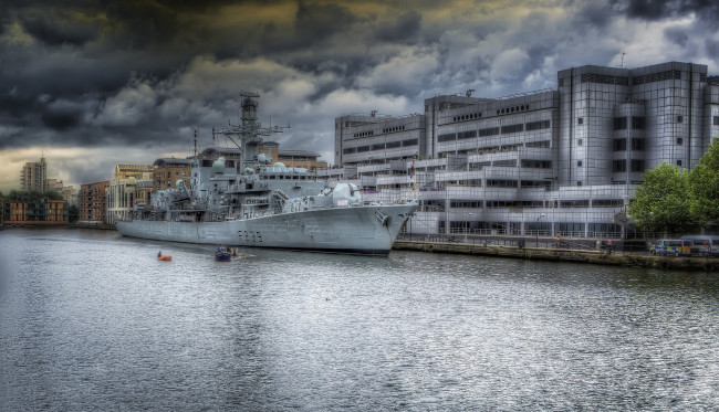 Обои картинки фото hms richmond , f239, корабли, крейсеры,  линкоры,  эсминцы, стоянка, военный, корабль, гавань