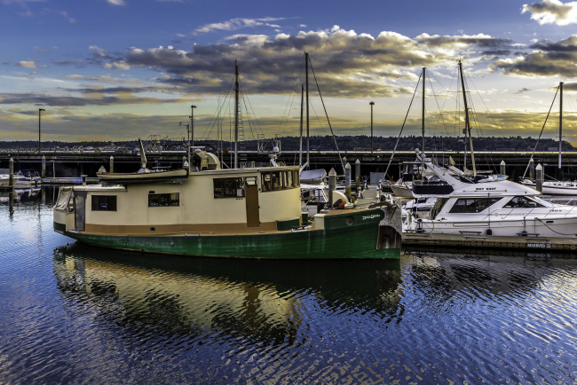 Обои картинки фото boat in a seattle marina, корабли, порты ,  причалы, суда, причалы, гавань, порт