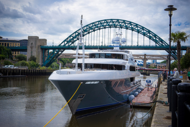 Обои картинки фото корабли, Яхты, яхта, причал, канал, город