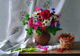 Картинка еда натюрморт стручки горох красная букет смородина