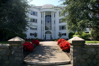 Картинка города -+здания +дома забор кусты особняк