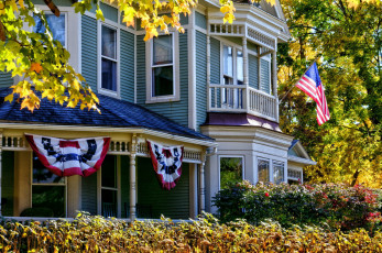 Картинка города -+здания +дома осень дом флаги