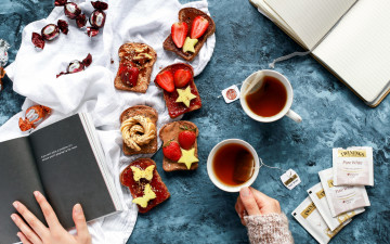 Картинка еда разное завтрак клубника бутерброды конфеты чай