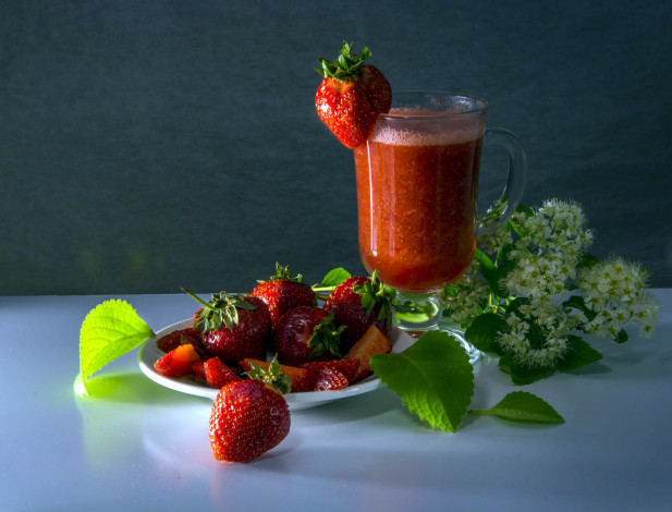 Обои картинки фото еда, клубника,  земляника, смузи, черемуха