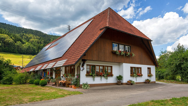 Обои картинки фото города, - здания,  дома, цветы, лужайка, дом, вазоны