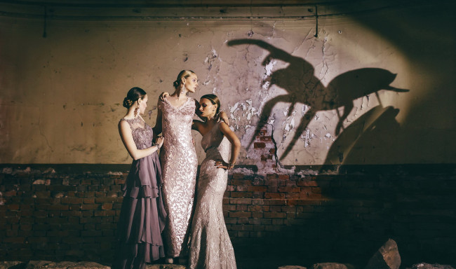 Обои картинки фото девушки, -unsort , группа девушек, стена, тень