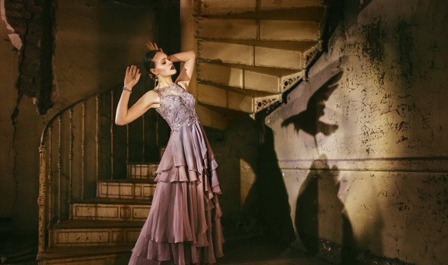 Обои картинки фото девушки, -unsort , брюнетки,  шатенки, стена, девушка, тень