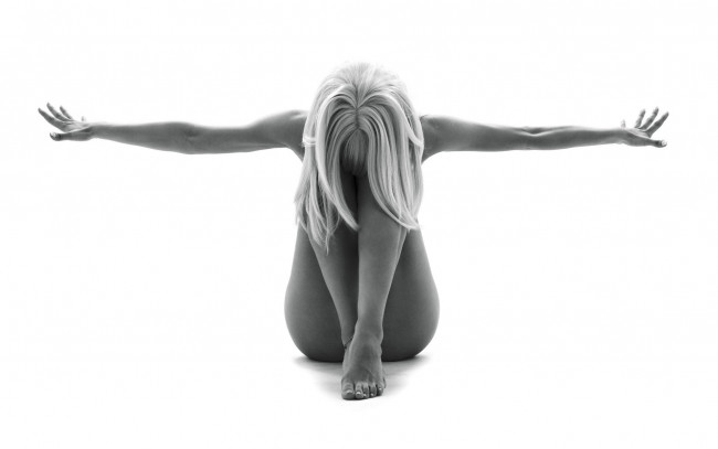 Обои картинки фото девушки, -unsort , Черно-белые обои, ню, руки, блондинка