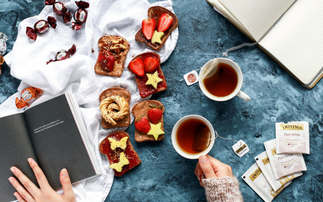 Обои картинки фото еда, разное, завтрак, клубника, бутерброды, конфеты, чай