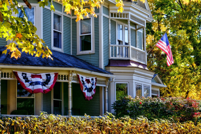 Обои картинки фото города, - здания,  дома, осень, дом, флаги