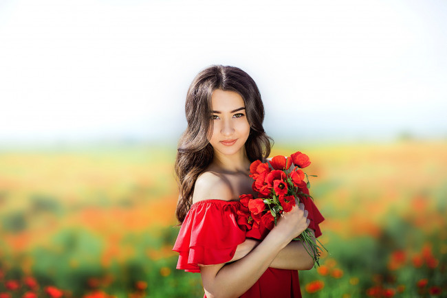 Обои картинки фото девушки, -unsort , брюнетки,  шатенки, девушка, маки, поле, цветы, букет, брюнетка, декольте, лето, плечи