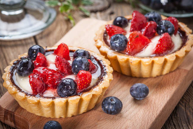 Обои картинки фото еда, пирожные,  кексы,  печенье, десерт, клубничный, ежевика, малина, изысканная, кухня, домашние, сладкий, вкусные, пирог, черничный, свежие, крем, фрукты