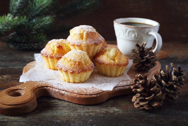 Обои картинки фото еда, пирожные,  кексы,  печенье, ёлка, шишки, кексы, рождество, пудра, ель, доски, новый, год, выпечка, чашка, праздник, ветки