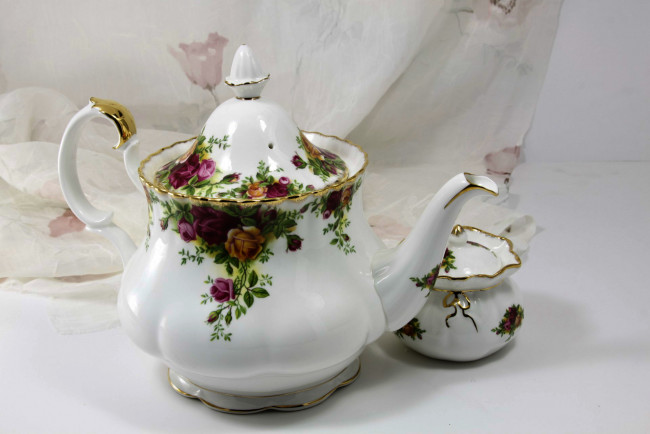 Обои картинки фото разное, посуда,  столовые приборы,  кухонная утварь, фарфор, сахарница, заварочный, чайник