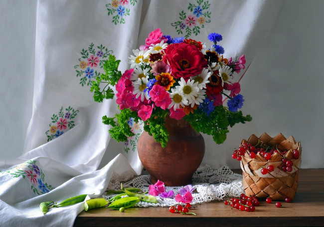 Обои картинки фото еда, натюрморт, стручки, горох, красная, букет, смородина