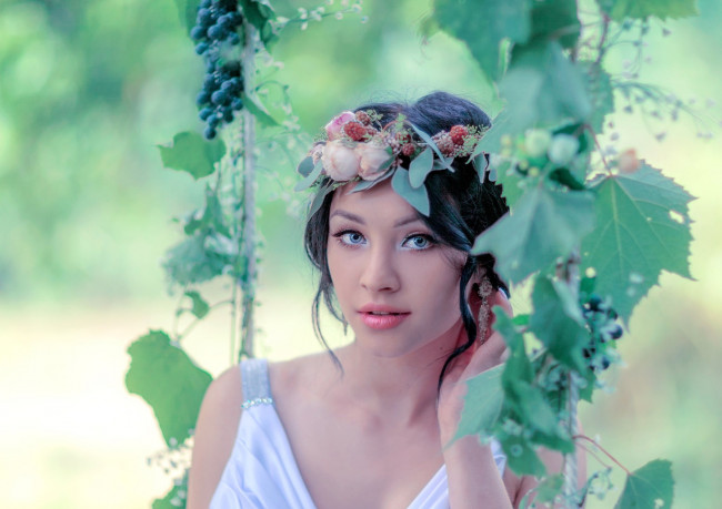 Обои картинки фото девушки, -unsort , лица,  портреты, качели, виноград, девушка, украшение, листья, брюнетка, ягоды, серьги, верёвки, гроздья, венок, цветы