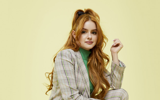 Обои картинки фото девушки, ariel winter, рыжая, жакет, свитер